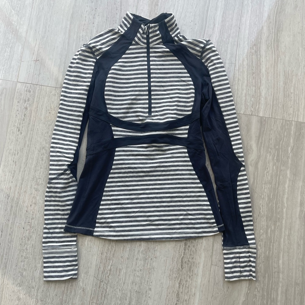 Beautiful Lululemon half zip form fitting long sleeve sweater pullover. Size 6